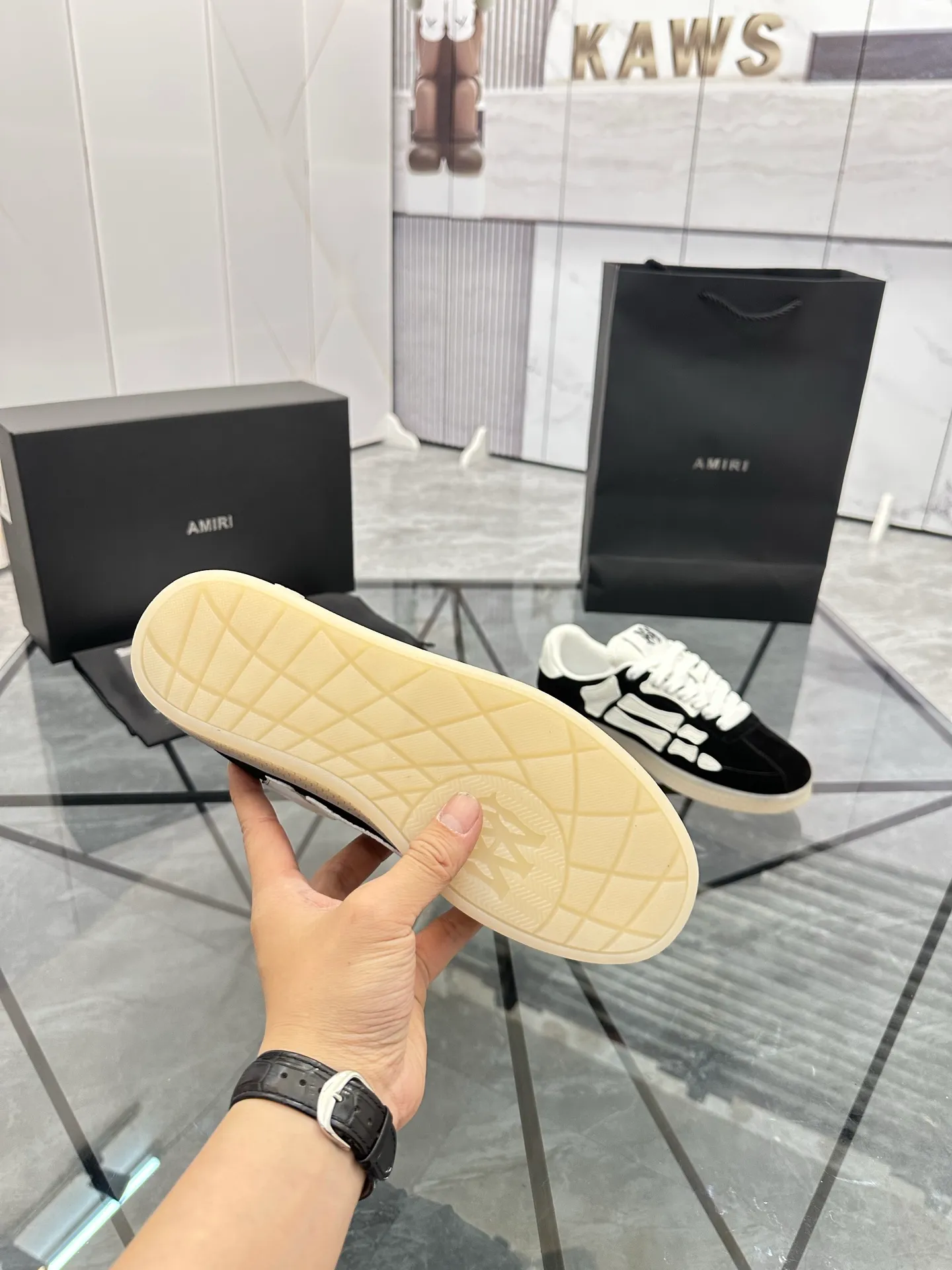 Men's shoes: 💰P600¥ Top quality in Guangzhou Product trademark: AMIRI* "Amir*" low-top casual shoes Regular size: 39-44 (can be customized to 45) Product material: Upper imported first-layer cowhide spliced ​​nubuck leather, breathable lining, original outsole. Number: 525